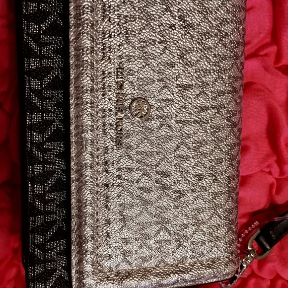 Nwt Michael Kors crossbody and wallet set metallic black and silver signature ♥️